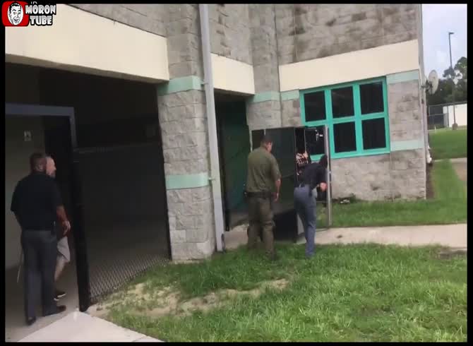 Video :A raccoon becomes trapped in a Florida vending machine
